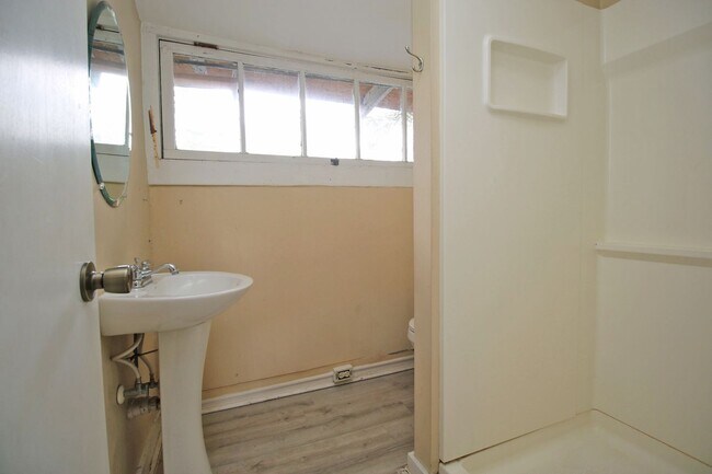 Building Photo - PRE-LEASE for July 2026 - 5 Bedroom, 2.5 Bathroom in Melrose Heights!