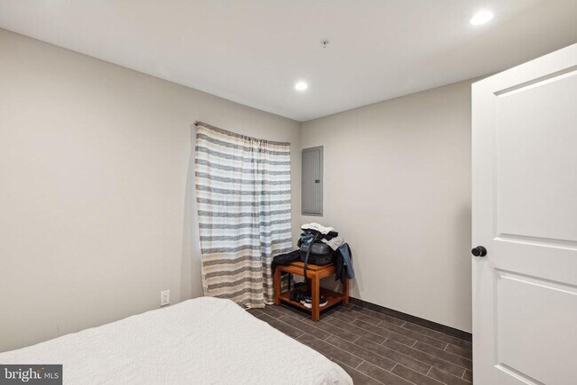 Building Photo - 1510 N Hollywood St