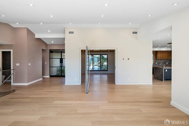 Building Photo - 1435 Lakeview Dr