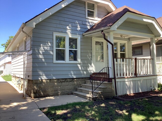 Building Photo - 2 BR Single Family in West Allis