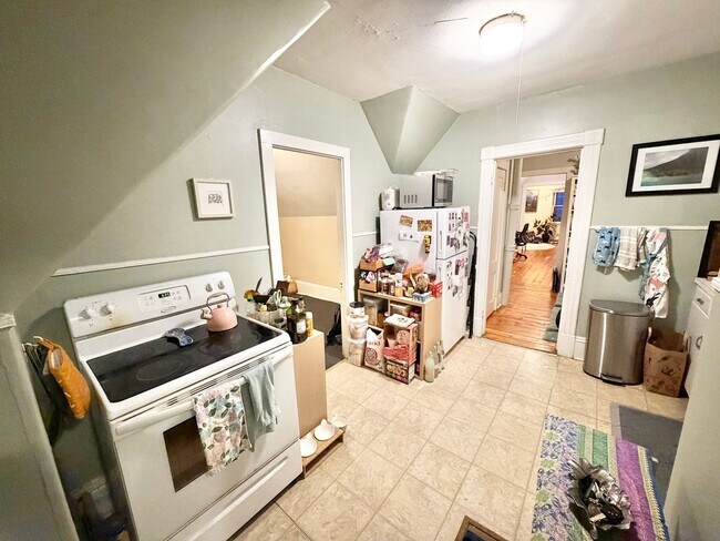 Building Photo - 2 Bedroom Apartment + Bonus Room Downtown Burlington Available between 5/5/26-5/15/26.