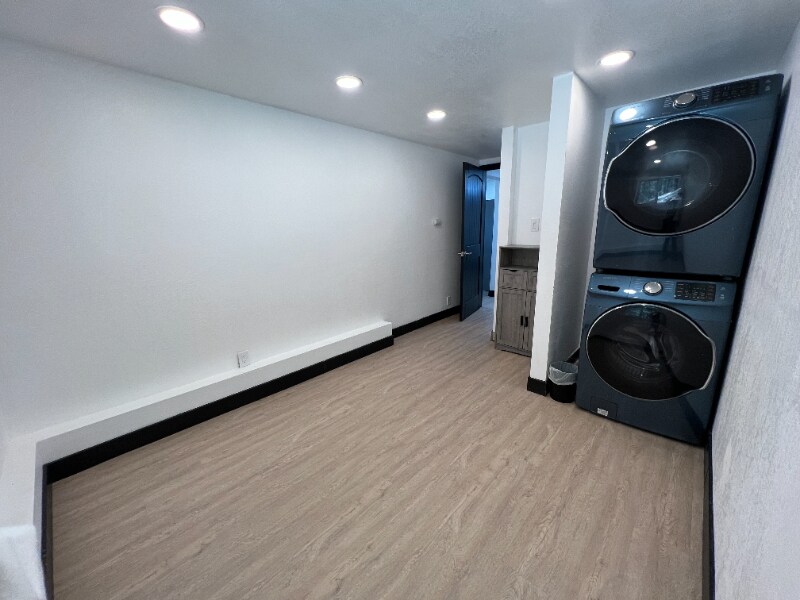 Building Photo - 1960 Willow Dr