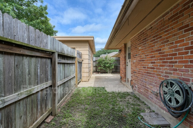 Building Photo - 14301 Brook Hollow Blvd