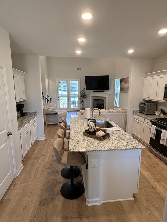 Building Photo - 430 Maple St