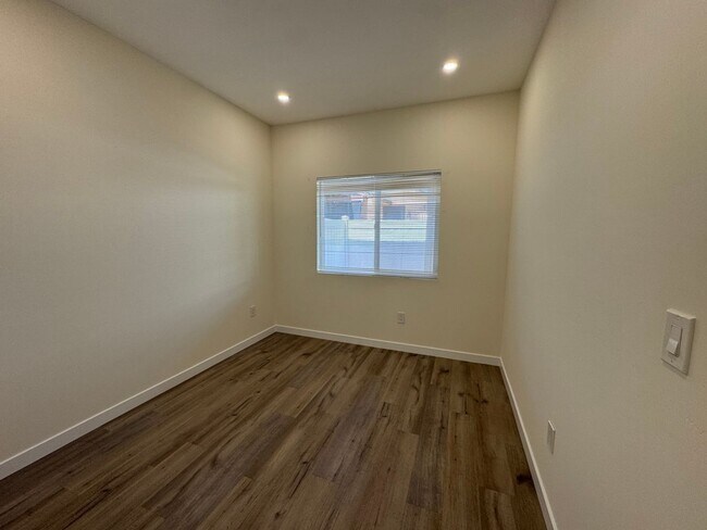 Building Photo - 3 Bedroom 1 bath Unit -