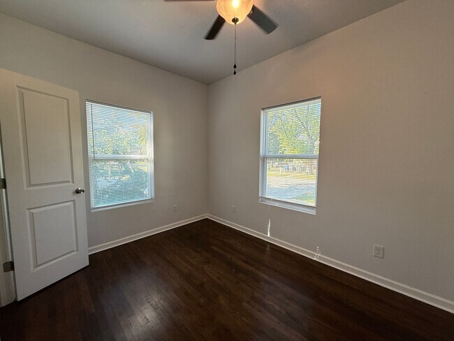 Building Photo - Gorgeous 3 bedroom 2 bathroom home