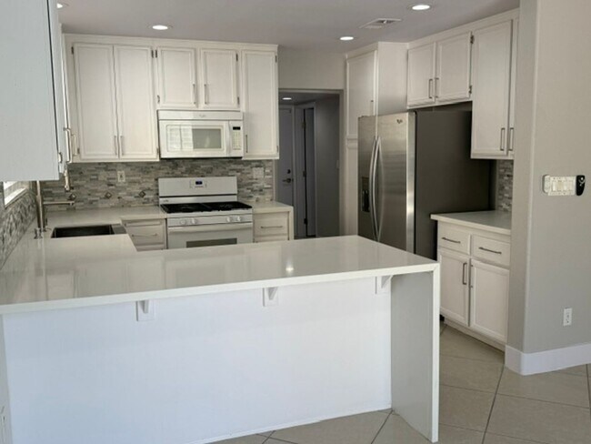 Building Photo - STUNNING & GORGEOUS 4 BED/2.5 BATH POOL HOME IN ELDORADO! *** ONLY $2,599 ***