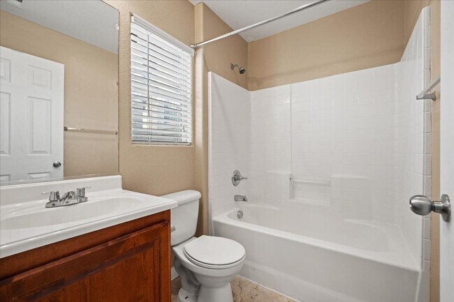 Building Photo - Spacious 3 bth Upstairs Plus Loft Bedroom, New Floors, New paint, No Carpet