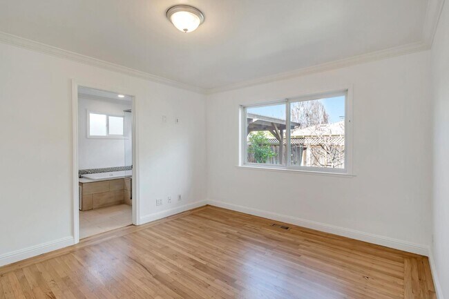 Building Photo - 123 Dunsmuir Way