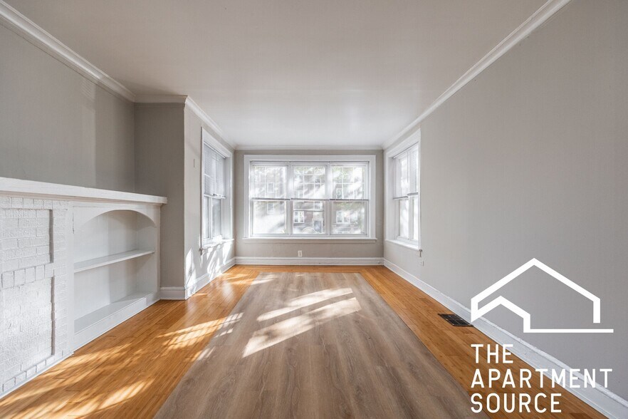 Building Photo - 6304 N Oakley Ave