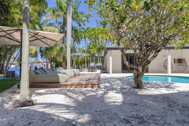 Building Photo - 2500 Bayview Dr