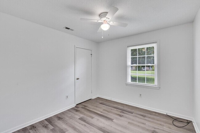 Building Photo - Castle Hayne Home for Rent!