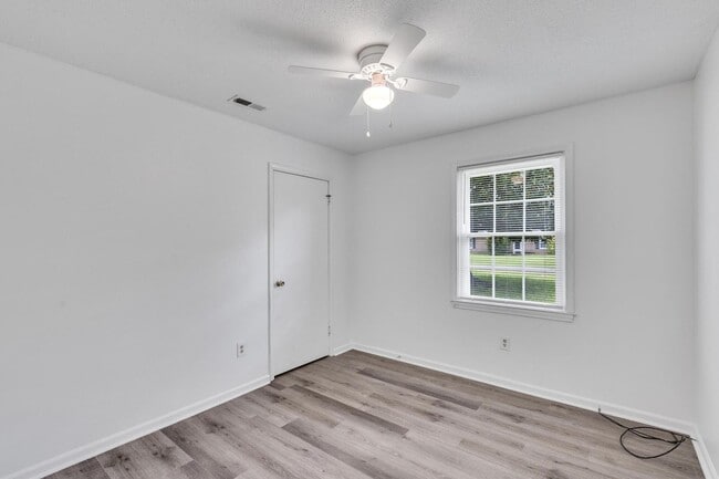 Building Photo - MOVE IN SPECIAL!!! $500 off 1st months rent!