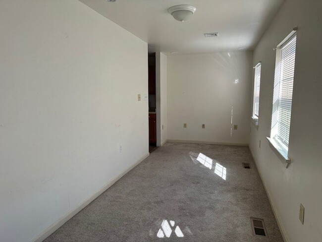 Building Photo - Welcome to this 1st Floor 1 Bedroom 1 Bath...