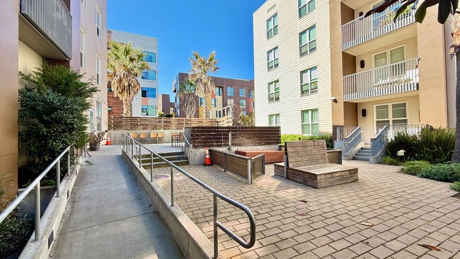 Building Photo - 1BR + Den / 1BA with Private Patio + Parking!