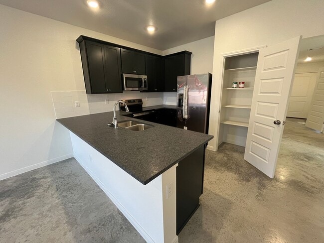 Building Photo - 913 Switchgrass Dr