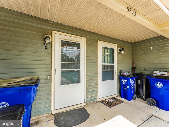 Building Photo - 5803 Oleander Pl