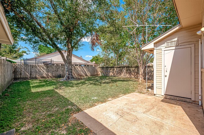 Building Photo - 7111 Village Lake Dr