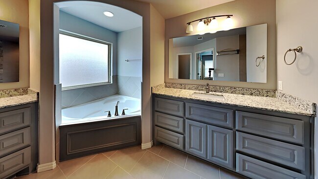 Building Photo - Beautiful 4 Bed 2 Bath Home in Mustang Sch...