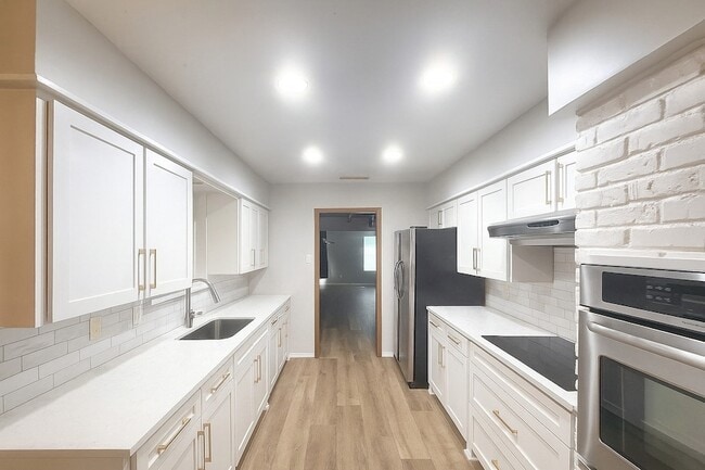 Building Photo - 2325 Ravenwood Dr