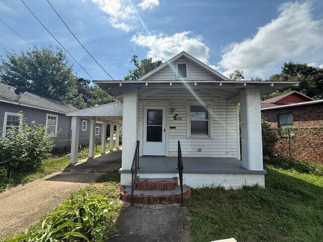 Building Photo - Pensacola - 3 bedroom, 1 bathroom - Old Style Shotgun Home with Original Charm