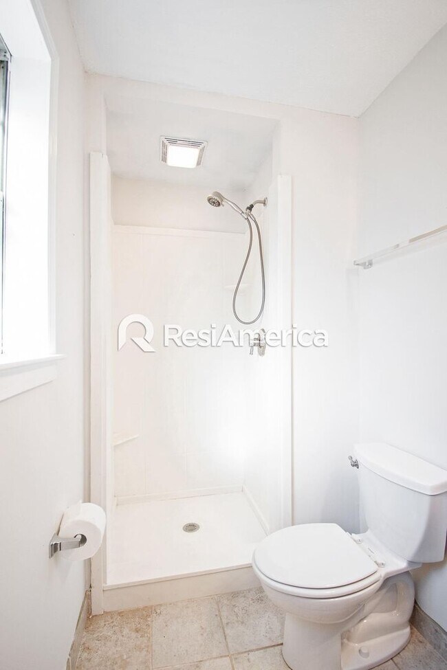 Building Photo - Newly Renovated 3/2 In Bartlett