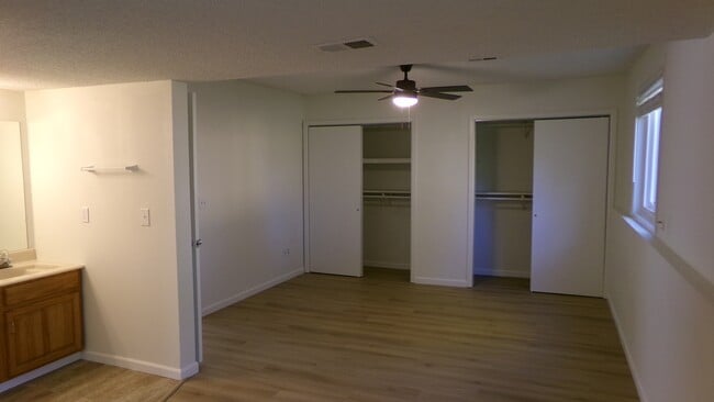 Building Photo - 924 Queens Ct