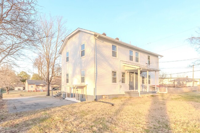 Building Photo - Renovated 2 bed 1 bath in Old Hickory Vill...