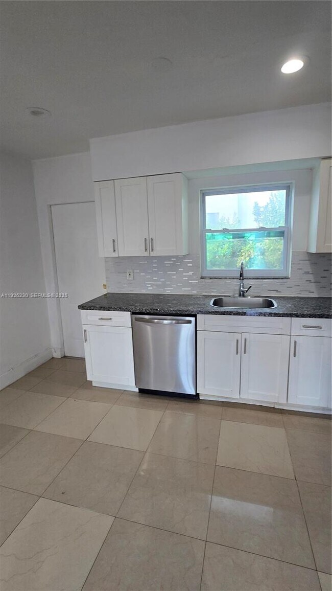 Building Photo - 9760 Bay Harbor Terrace