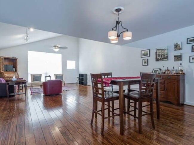 Building Photo - Charming, modern, 3 Bedroom Townhome in Ho...