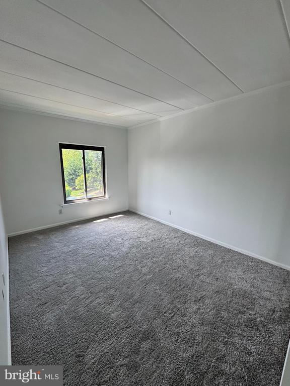 Building Photo - 273 E Village Rd