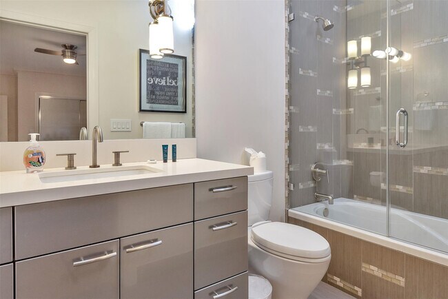 Building Photo - 3050 NE 43rd St