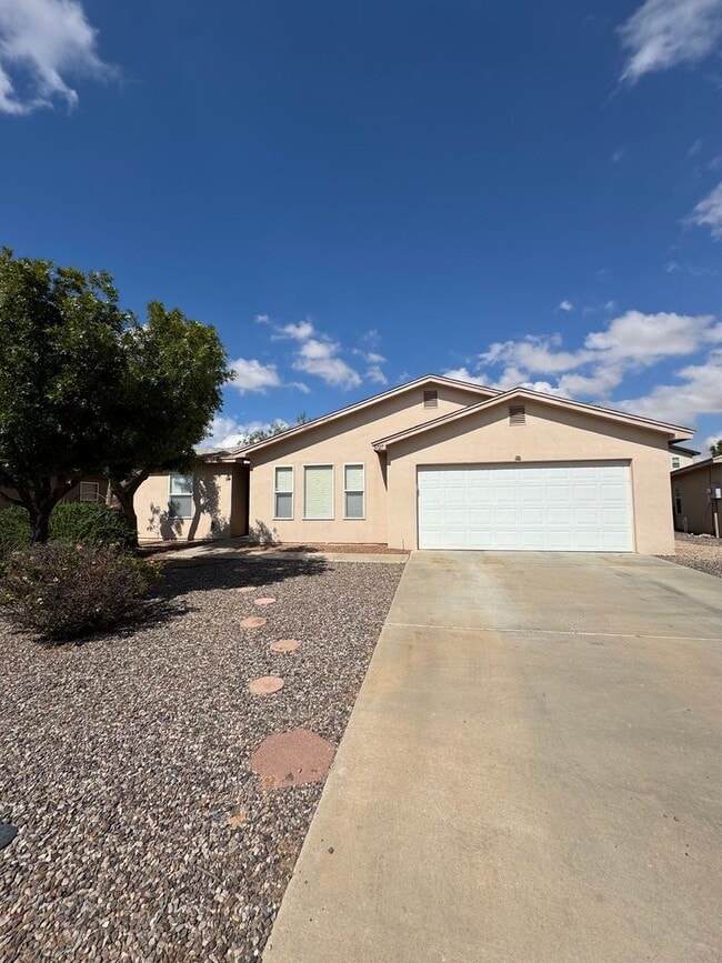 Building Photo - *$500 off first months rent?Beautiful 3 Be...