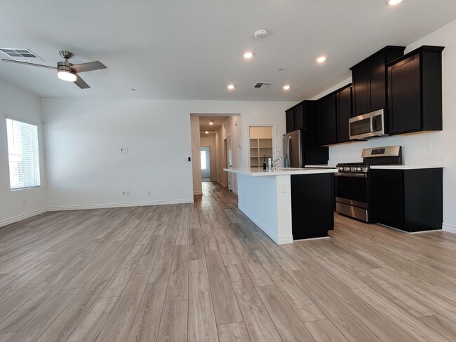 Building Photo - Like New 2 Bed 2.5 Bath Condo