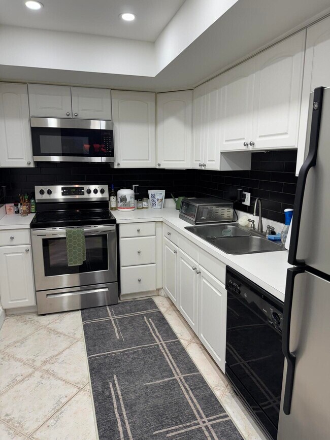 Building Photo - 5951 Wellesley Park Dr