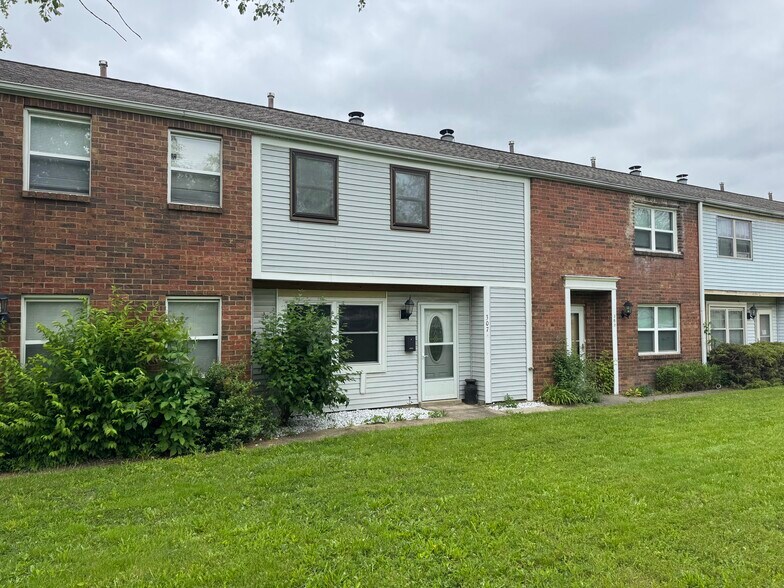Primary Photo - 307 Cross Wind Dr