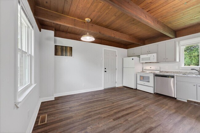 Building Photo - Pet Friendly Three Bedroom!