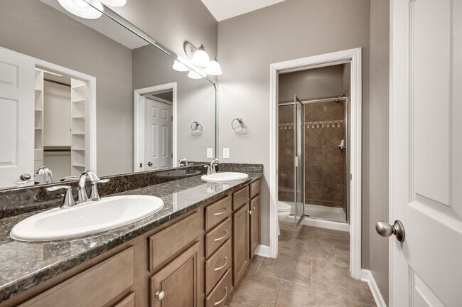 Building Photo - Awesome 2BE/2.5BA in the Pristine Park at ...