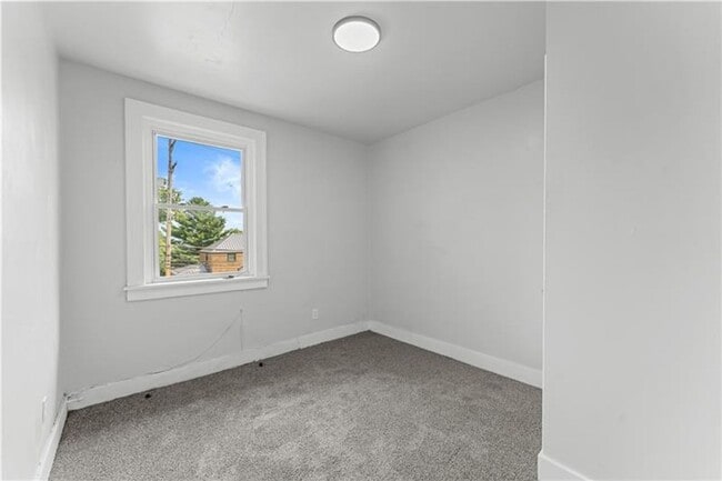 Building Photo - Spacious 4 Bedroom, 1 Bath Home in Crafton...