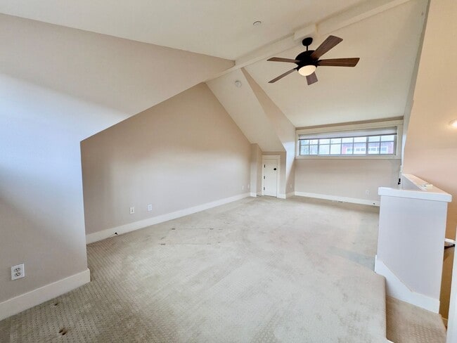 Building Photo - Luxury Townhome in Lake Oswego’s Coveted First Addition | Garage Included!