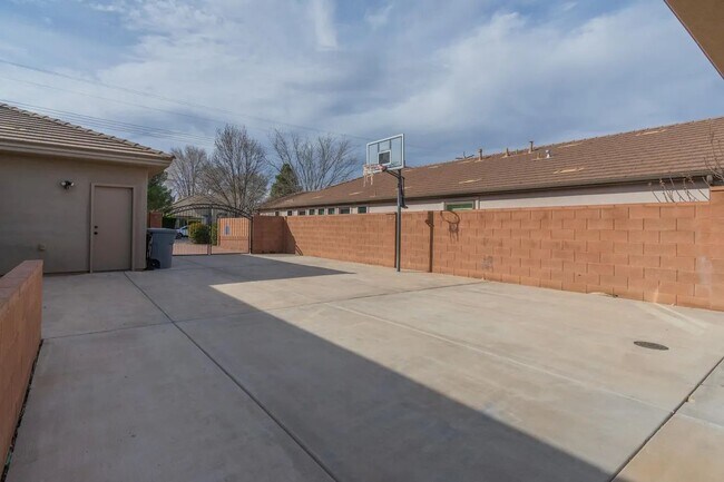 Building Photo - Hurricane Main Home