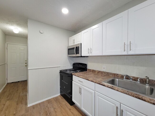 Building Photo - 711 Ave A Ave