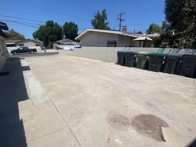 Building Photo - Recently remodeled 2 bed, 1 bath Condo in Central Simi Valley