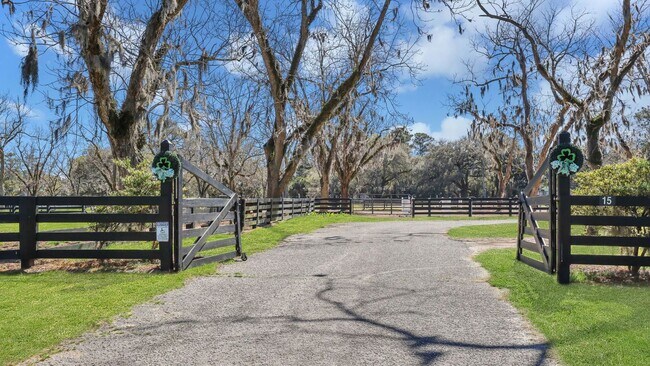 Building Photo - Enjoy Lowcountry living in this beautifully updated 3-Bed, 2-Bath home in Moss Creek!