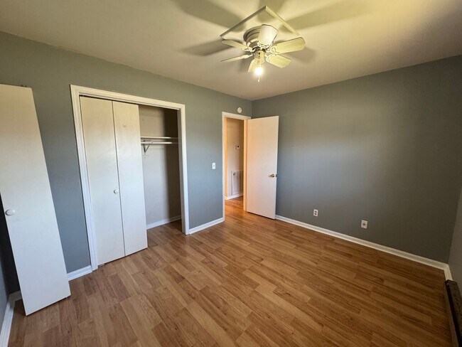 Building Photo - 2 bed/ 1 bath duplex with Carport