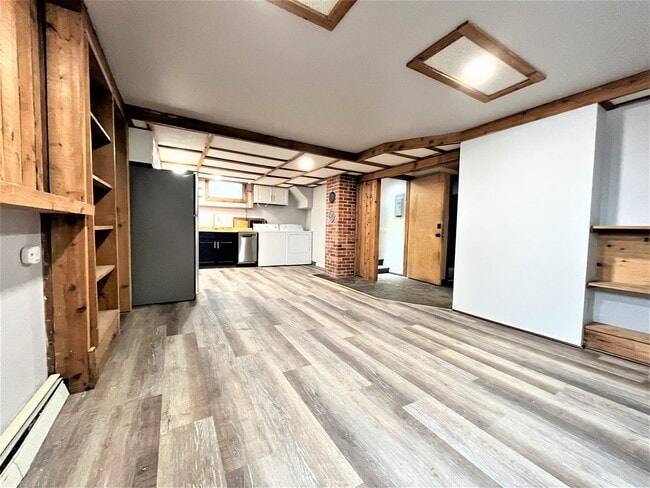 Building Photo - Newly Renovated Daylight Basement Duplex Apartment in Amazing Location!