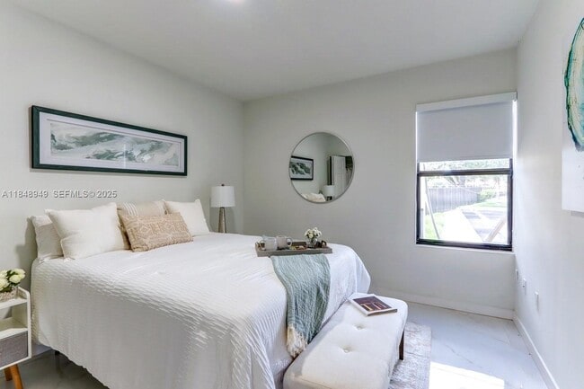 Building Photo - 339 W 78th Rd