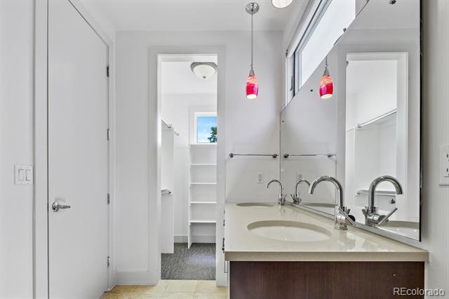 Building Photo - 2414 Glenarm Pl