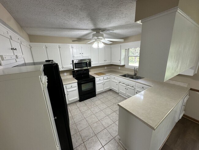 Building Photo - Single Family home in Greenhill Area!