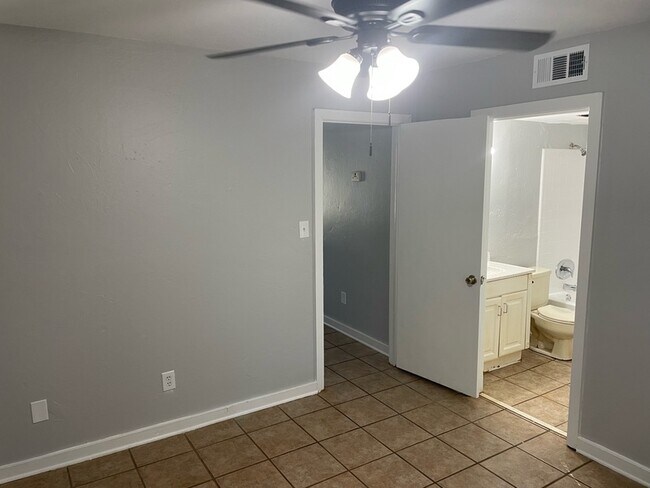 Building Photo - 215 Lovelace Dr